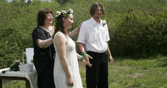 You are currently viewing Performing a handfasting wedding